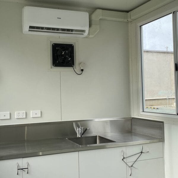 20′ standard single use container with glass windows and AC - Image 3
